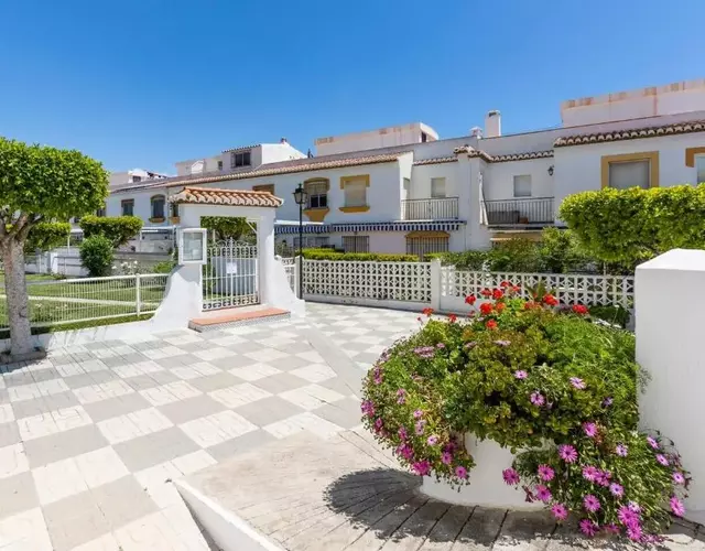 adosado con piscina junto a la playa