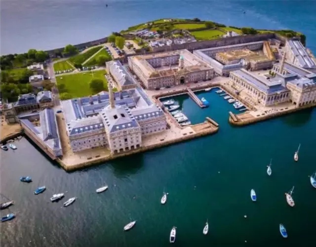ROYAL WILLIAM YARD Luxury Apartments at "THE BRUCE" - FAMILY APARTMENT and Connecting DELUXE STUDIO - PRIVATE connecting lobby so BOOK BOTH For LARGER GROUPS - FREE ONSITE PARKING