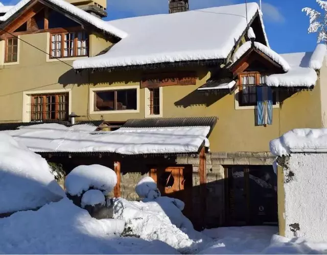 Periko´s Youth Hostel