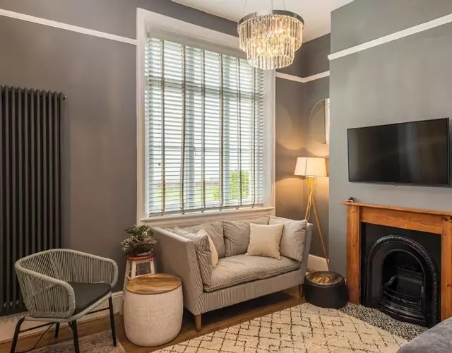 Coastal Cottage: Charming three bedroom cottage with private garden