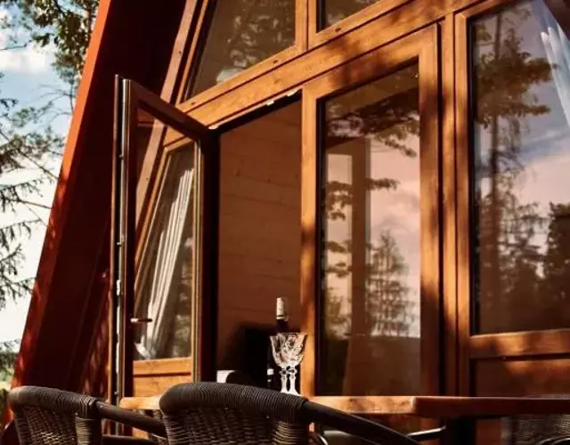 Przystań nad Sanem z widokiem na góry i rzekę