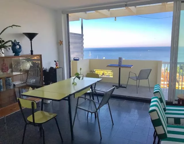 Cosy apartment with fabulous SEA VIEWS 70's style