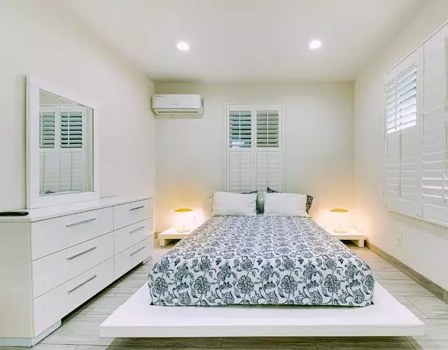 Stylish Modern Home, AC, Parking & Near FWYs