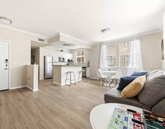 Stylish 2BR Condo with Amenities Near Six Flags