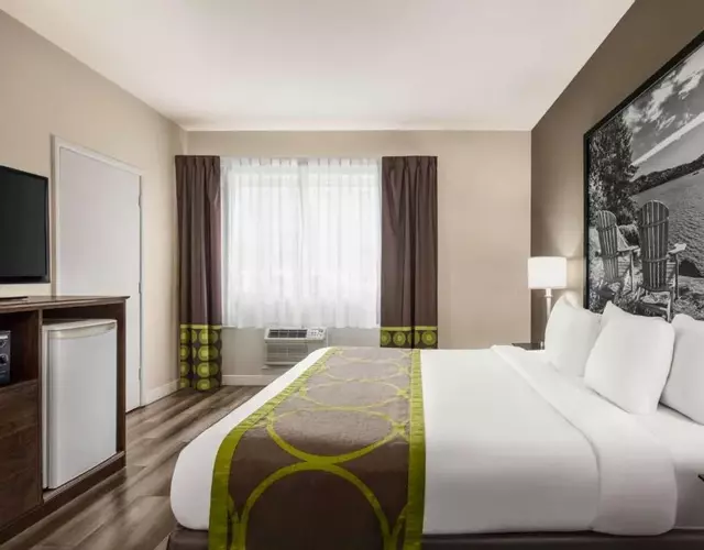 Super 8 by Wyndham Sarnia ON