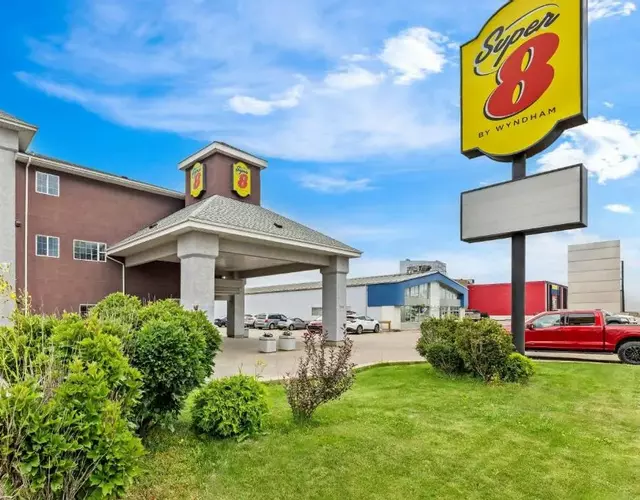 Super 8 by Wyndham Saskatoon Near Saskatoon Airport
