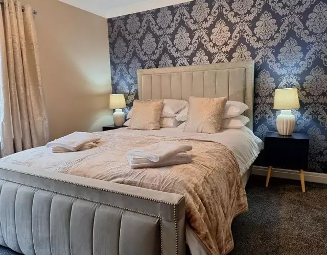 Old Coach House Apartment with Garage