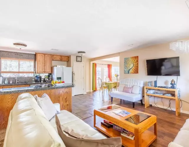 Spacious house with hot tub spa, to enjoy red rock view, near Amitabha stupa, and trails