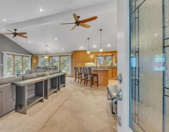 Beautiful private home in the woods BONUS Hot Tub