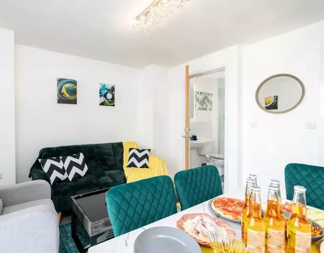 2BR 2BA Apartment Sleeps up to 5 With a Parking Bay