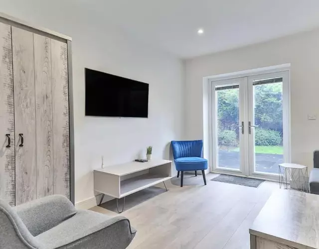 3 Bed Refurbished, Modern House, Wifi, Patio Area