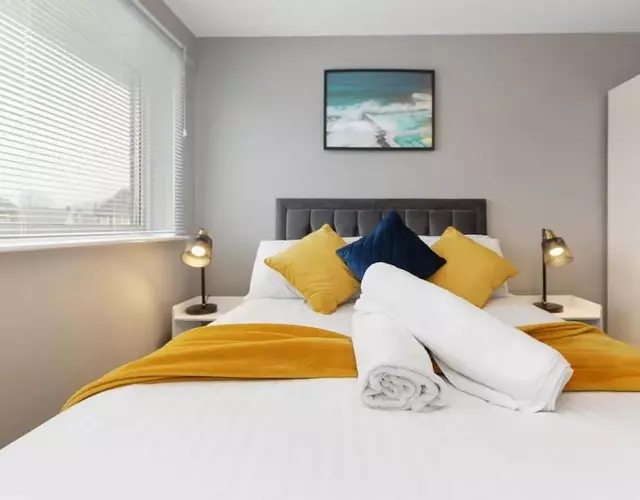 Superb 3 bed house, homely comforts close to supermarkets, with private parking on gated premise