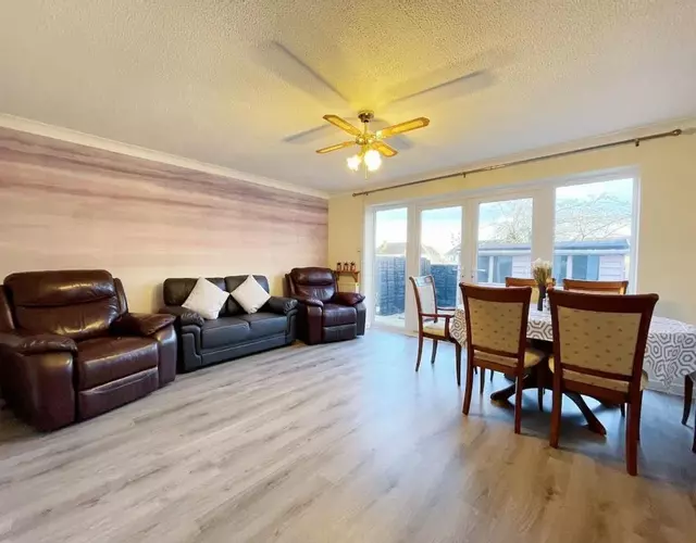 4 Bedrooms Holiday Home