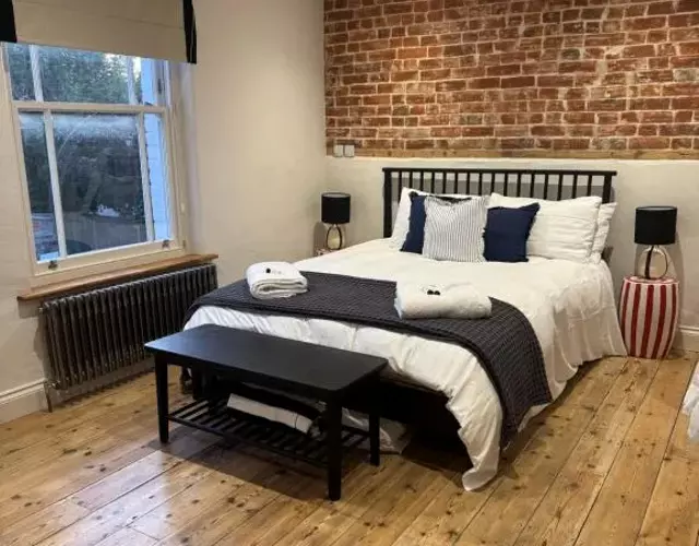 Holt GRDN House A beautiful 1 bedroom house with freestanding bathtub and log burners