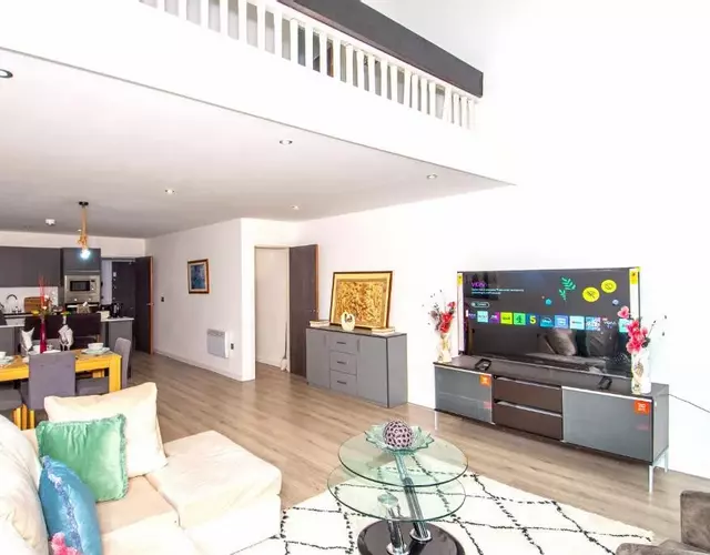 Spacious 2BR Apartment for Family and Contractors, Free Parking & WiFi