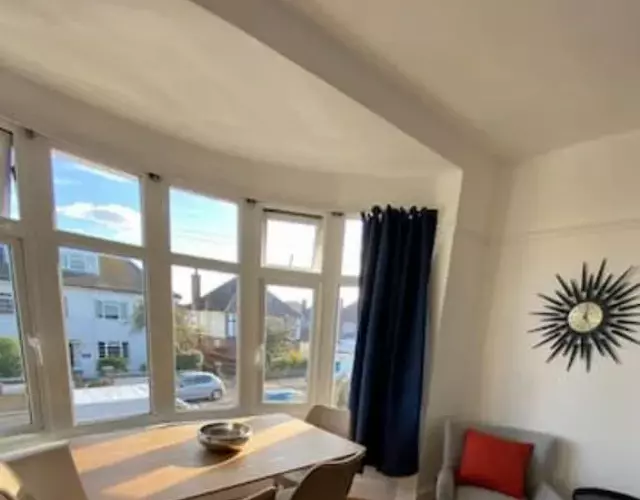 Entire 2 bed property, 1 road back from the sea