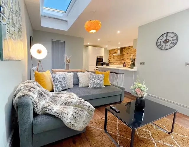 Stunning Brighton Seaside 2-Bedroom Townhouse with Patio, Sleeps 6