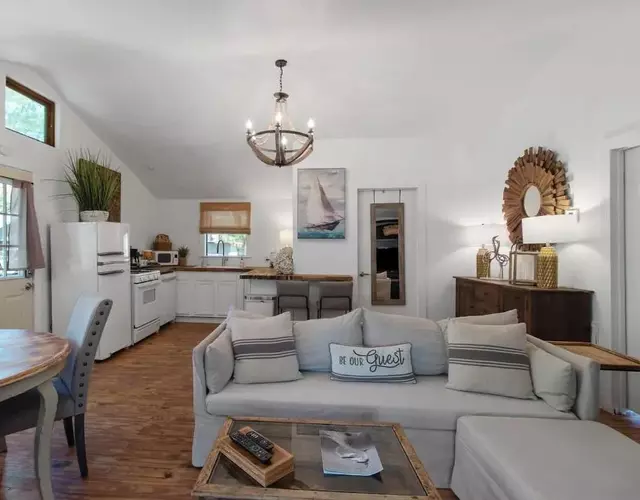 Emerald Cottage- Lake Front & Kayaks & Hgtv!