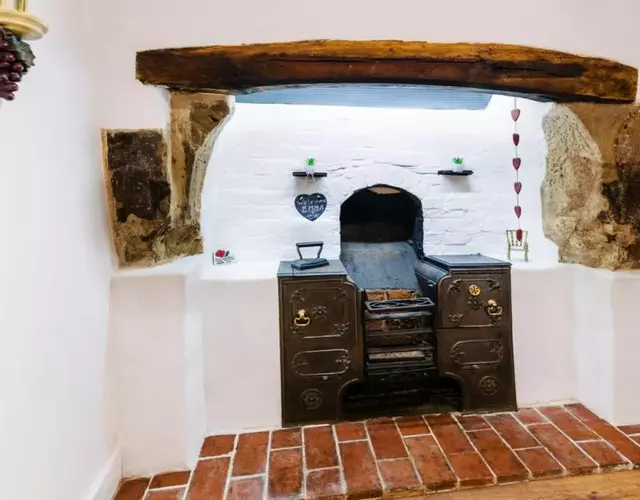 "Wesley House" Historic home in town Centre with Parking Options