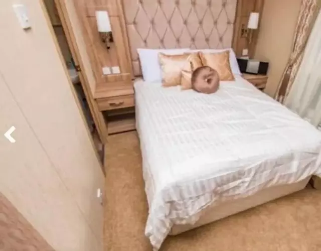 6 Berth 3 Bedroom Large Lodge, Decking, Private Parking, 2 Bathrooms inc Bath