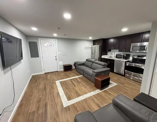 COZY Updated Apartment in NW DC - EASY Parking