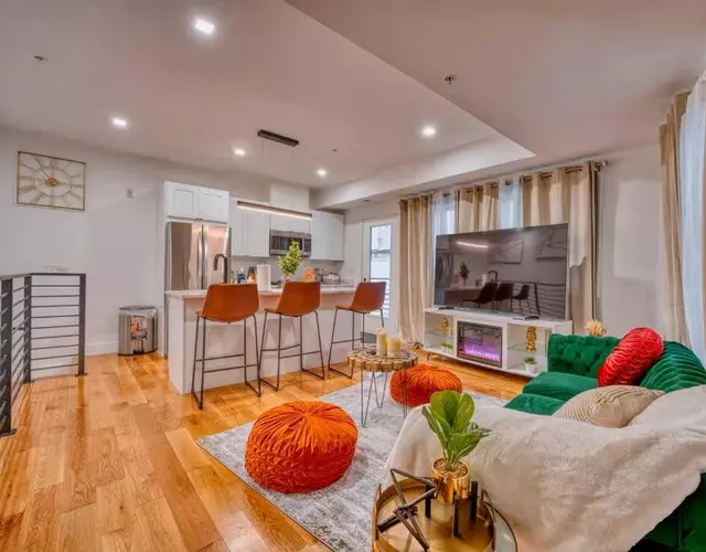 Modern & Colorful ~ 5* Location