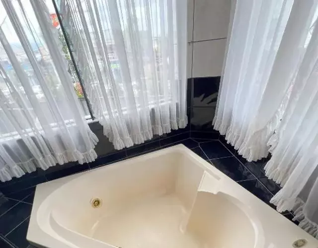 Suíte de luxo no centro com closet e hidromassagem