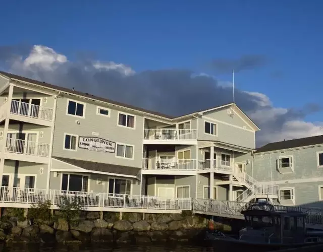 Longliner Lodge and Suites