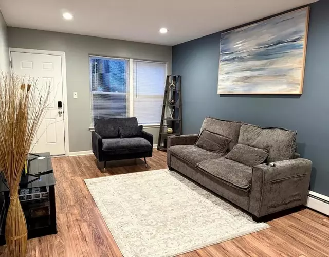 Cozy 1BR Retreat Near Transit, Dining And Parking