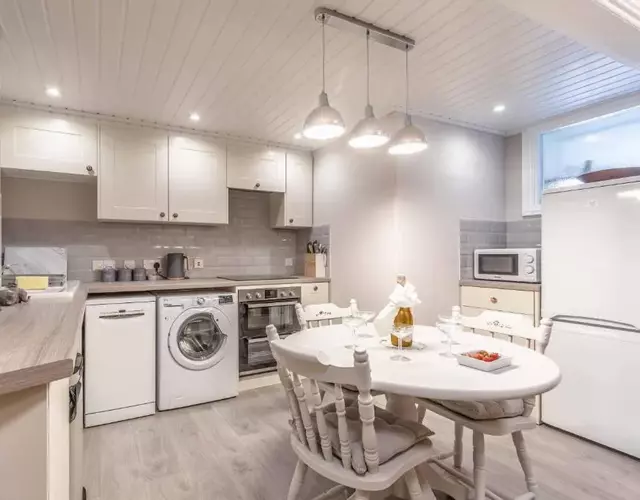 CENTRAL WINDSOR, 2 BEDROOM 2 BATHROOM, 5 MINUTES TO CASTLE