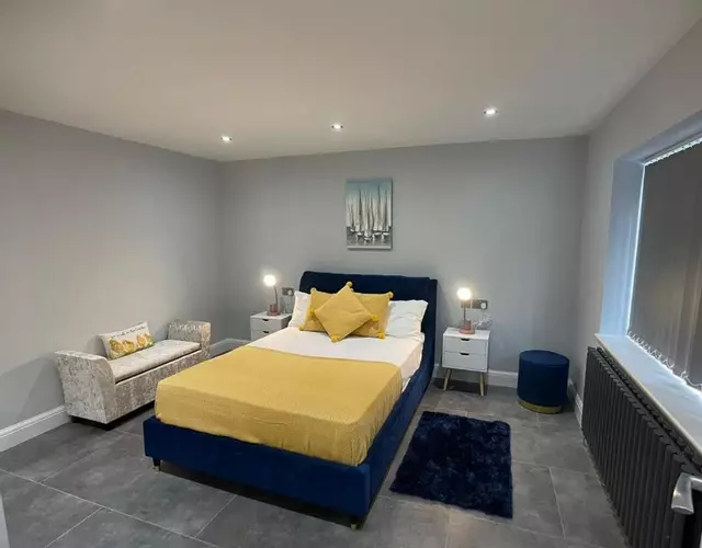 Newly refurbished 4 Bedroom House-Sleep 8-Free parking