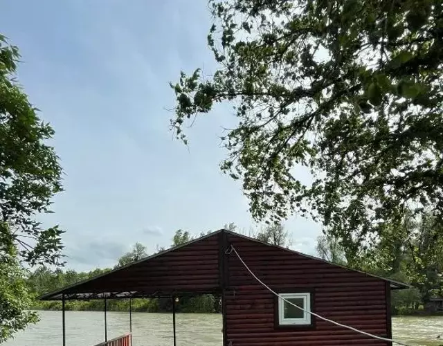Small Cabin on river Jabukov cvet