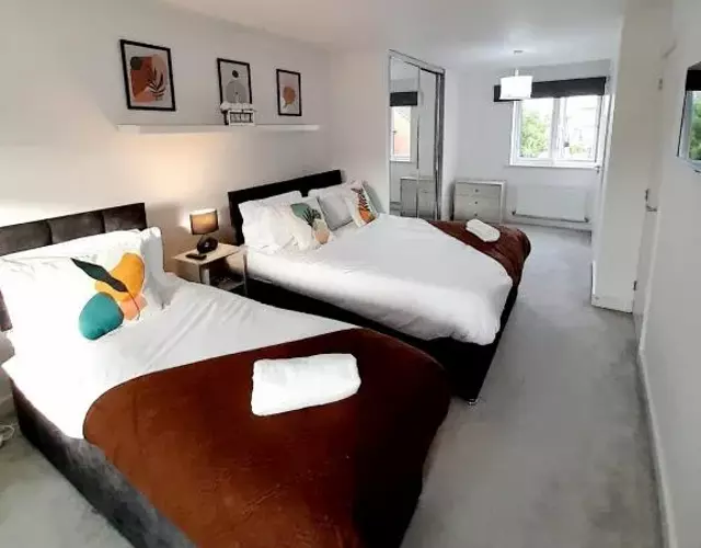 3BR House with 3 Bathrooms - Families - Professionals - Relocators - NEC - BHX - HS2 - JLR - Travel Cot Available - Pets Welcome - Free Parking