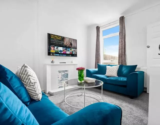 Modern 3 Bedroom House - Parking - Garden - Excellent Location - Top Rated - 181A