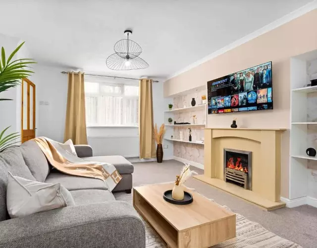Stylish 3 Bedroom House - Garden - Pool Table - Parking 165M