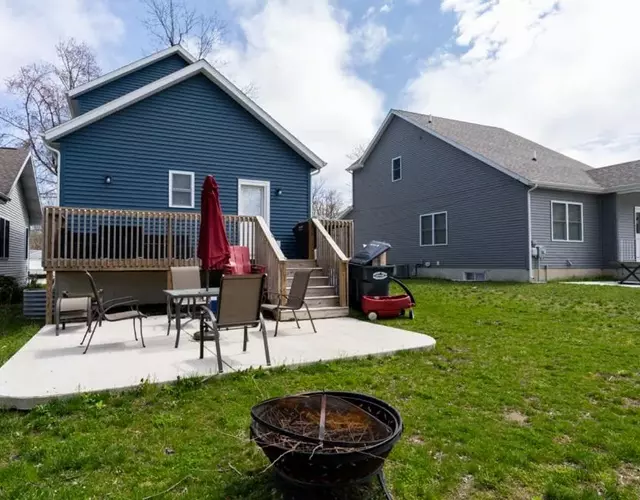 Blue Haven Lake House - pet friendly- Close to beach and downtown South Haven