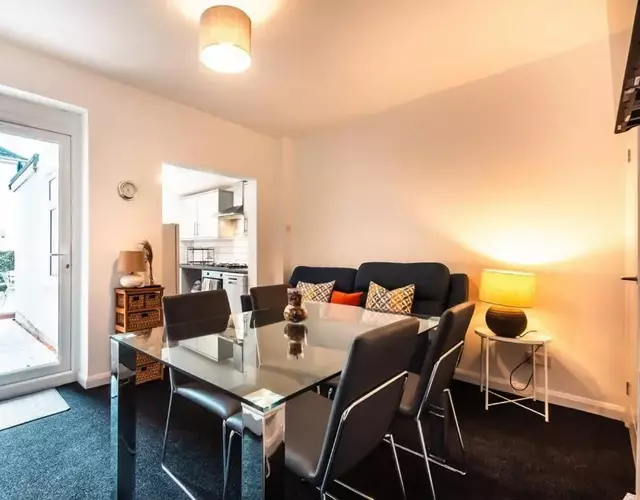 Modern House in Central Southampton with Private Off-Road Parking - Newly Refurbished - Great for Contractors, Friends & Families