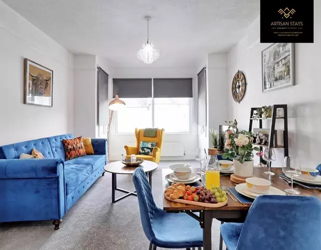 Deluxe Apartment in Southend-On-Sea by Artisan Stays I Weekly or Monthly Stay Offer I Free Parking I Sleeps 4