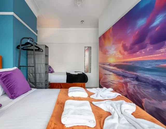 New - Stylish 4 bedroom House, Business & Leisure. Discount on long stays. By Jesswood Properties.