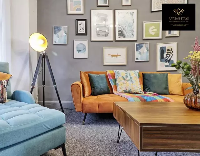 Vintage Vibes By Artisan Stays in Southend-On-Sea I Contractors I Pvt Parking I Sleeps 5