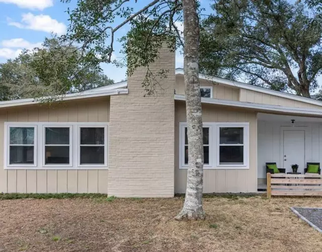Charming 1960s Cottage, 5 Min Walk to Beach and Shops