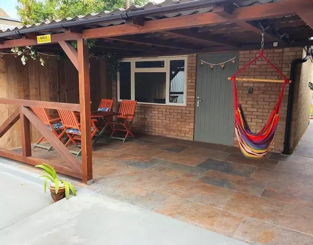 DOG FRIENDLY little bungalow with patio & private driveway