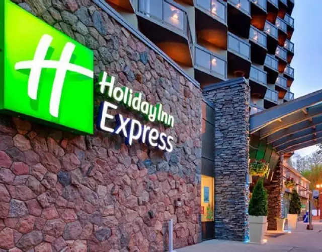 Holiday Inn Express Edmonton Downtown by IHG