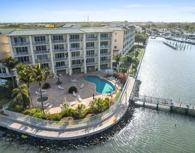 Oceanfront Luxury Condo! Mins to beach! Rum Bar Next Door!