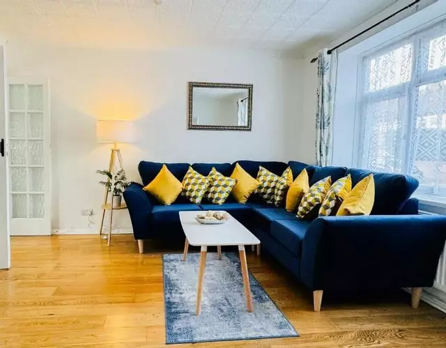 "The Cromwell" I Contractor's Haven Borehamwood I 3 - 6 Beds I Free Parking, Netflix & Sky Sports