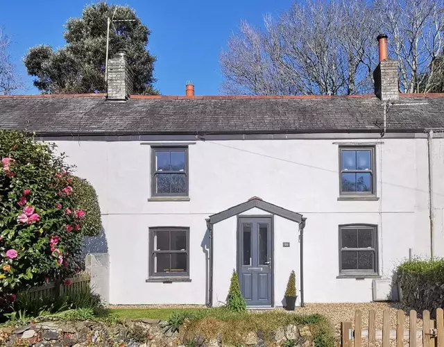 Charlestown cottage, Woodburner, Gardens & Parking