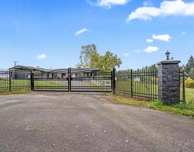 22 Acres Home with hot tub minutes from Ilana Casino