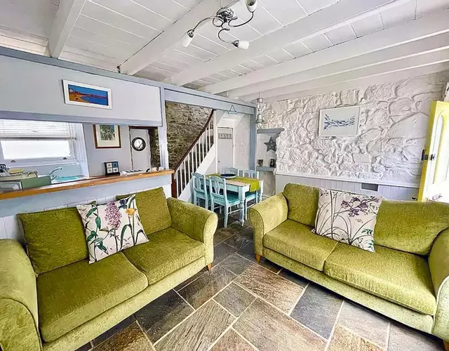 A Cosy Period Family Cottage in St Ives Town, sleeps 4, pet friendly