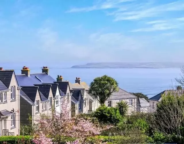 Sunrise! ~ 2 Bedrooms, Garden, Parking, Sea Views