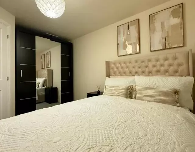 Luxe Rooms in High-End Duplex Near Trentham Garden